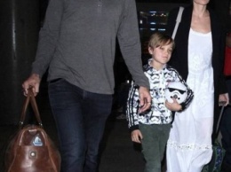 Анджелина Джоли с братом Джеймсом и сыном Ноксом прилетела в Лос-Анджелес