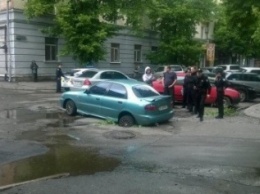 В центре Полтавы провалился автомобиль