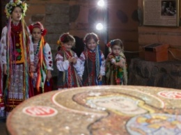 М.Порошенко вместе с детьми Киева приняла участие в создании мозаичного панно фасада Золотых Ворот