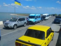 Мариупольцы застряли на границе с Крымом (ФОТО)