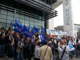 По всей Франции полицейские протестуют против насилия демонстрантов