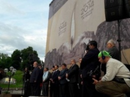 В Киеве на Майдане в память о жертвах геноцида крымскотатарского народа проходит траурное вече (ОБНОВЛЯЕТСЯ)