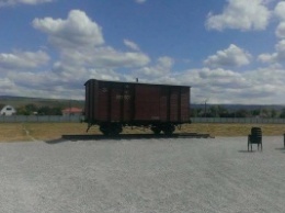 Крымские оккупанты выставили товарный вагон в качестве «памятника» депортированным