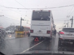 На Литейном мосту туристический автобус вытолкнул легковушку на тротуар