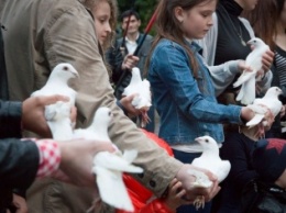 В память о жертвах депортации крымских татар в Одессе выпустили в небо белых голубей