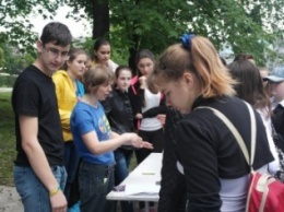 Молодежь Покровска (Красноармейска) увлечена сбором Украины и Европы в единое целое