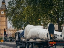 В Лондоне установили огромный памятник Стигу из Top Gear (ФОТО)