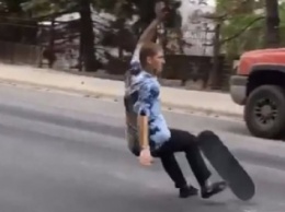 На волосок от смерти: скейтер чудом не погиб под авто (ВИДЕО)