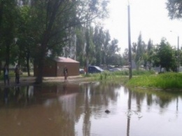 Возле школы в жилмассиве Победа каждый раз после дождя возникает озеро (ФОТО)