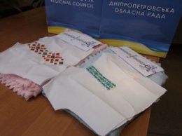 Глава облсовета Глеб Прыгунов презентовал новорожденным вышиванки (ФОТО)