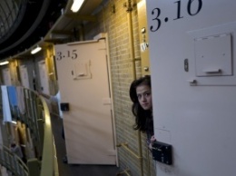 В Нидерландах беженцев селят в тюрьмах (фото)