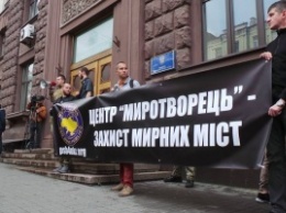 В Киеве "Правый сектор" и националисты устроили масштабный митинг у Мининформации. Сторонники "Миротворца" прорвались в здание