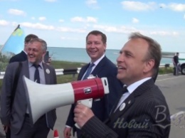 Глава Херсонской ОГА на админгранице с Крымом спел знаменитую песню о Путине