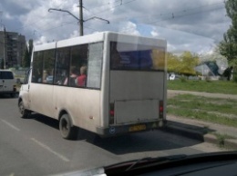 В Николаеве маршрутка ездит с разбитым стеклом, приклеенным на скотч