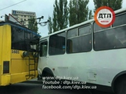 В Киеве военный автобус въехал в троллейбус на остановке (фото)