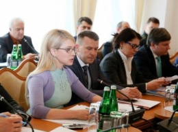 Юля в латексе: Тимошенко покорила Раду новым платьем