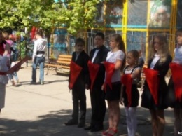 В Крыму младших школьников посвятили в пионеры (фото)