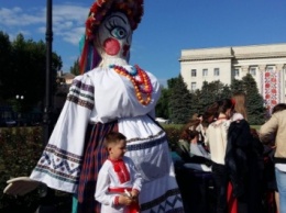 Сотни херсонцев собрались в центре города в вышиванках