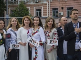 День вышиванки в Киеве: живая цепь объединила две колокольни (ФОТОРЕПОРТАЖ)