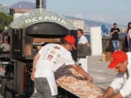 «Маргарита» длиной почти 2 км: в Неаполе приготовили самую длинную пиццу