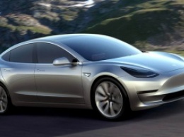 Число заказов на Tesla Model 3 сократилось на 12 тысяч