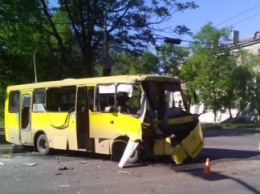 В Мариуполе автобус с военными столкнулся с маршруткой, пострадали 12 человек