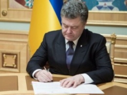 Президент Порошенко наградил почетными званиями двух николаевцев