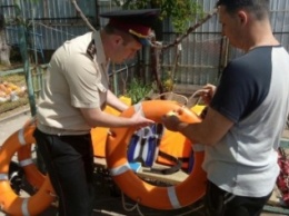 Сотрудники ЧС Черноморска проводят проверку готовности спасательной станции до начала купального сезона (+фото)