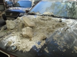 В центре Одессы фрагмент лепки упал на капот автомобиля (ФОТО)