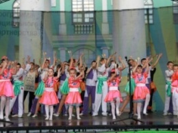 "Озорники" покоряют сердца - отчетный концерт ансамбля ложкарей в Доброполье (ФОТО)