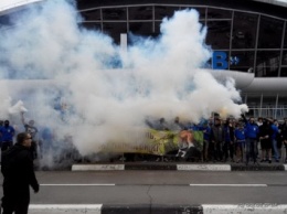 «Азов» устроил протестную акцию в аэропорту "Борисполь" (фото)