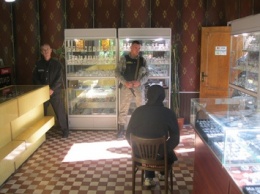 Под Одессой женщина с револьвером попыталась ограбить ювелирный магазин (ВИДЕО)