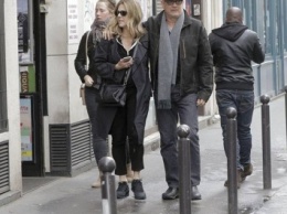 Вместе в горе и радости: Том Хэнкс и Рита Уилсон на прогулке по Парижу