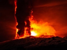 На Сицилии проснулся крупнейший в Европе вулкан (Видео)