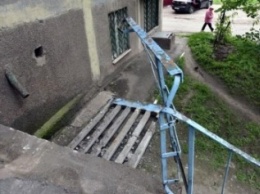 Полиция Мариуполя проводит проверку по факту травмирования двух пенсионерок в результате обвала стены (ФОТО)