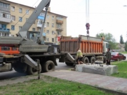 Коммунальщики "экспроприировали" ничейную конструкцию билборда (видео)