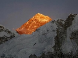 Двое альпинистов погибли при спуске с вершины Эвереста