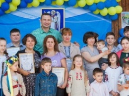 Две многодетные семьи Киева получили семейные автомобили