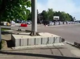 В Одессе снесли гигантский билборд, перекрывший тротуар (ФОТО)