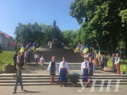 Тысячи людей в Каневе почтили годовщину перезахоронения Тараса Шевченко