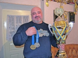 Священник из Одесской области завоевал золотые медали Чемпионата Украины по пауэрлифтингу