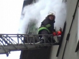 Под Харьковом горел двухэтажный дом: спасатели эвакуировали женщину через окно