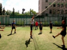 Воспитанники Кременчугской колонии сыграли в волейбол со спортсменами городских школ