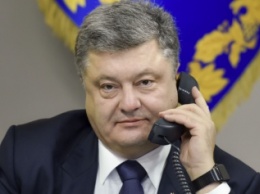 Порошенко по возвращении из Стамбула пообщается по телефону с Меркель и Олландом, - пресс-служба