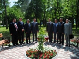 Генконсул Польши возложил цветы к польскому дубу в Кременчуге и рассказал, что ждет Украину после ввода безвизового режима