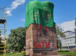 В Киеве демонтируют памятник чекистам (ФОТО)