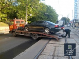 Очередной автохам отличился в Одессе, бросив авто на рельсах (фото)