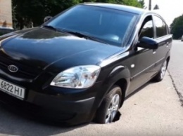 На проспекте Поля под асфальт провалился автомобиль Kia Rio (ВИДЕО)