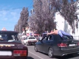 В Крыму наказали водителя «Мерседеса», катавшего на крыше авто пьяного мужчину (ВИДЕО)