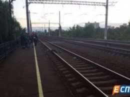 В Киеве поезд переехал девушку